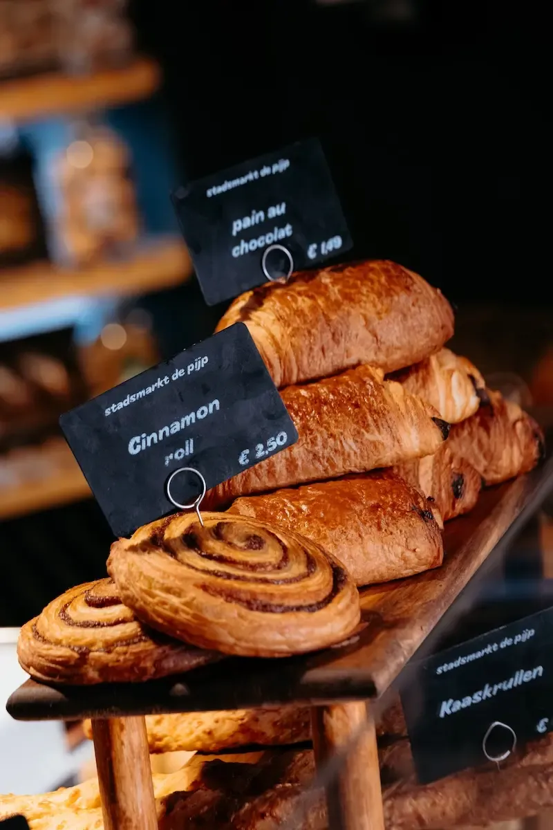 Vers gebakken kaneelbroodjes uit eigen bakkerij